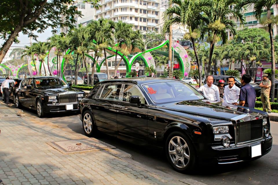 Phantom rong va dan xe khung trong dam cuoi o Sai Gon hinh anh