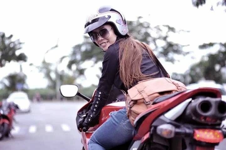 Nu biker Sai thanh me mo to phan khoi lon hinh anh