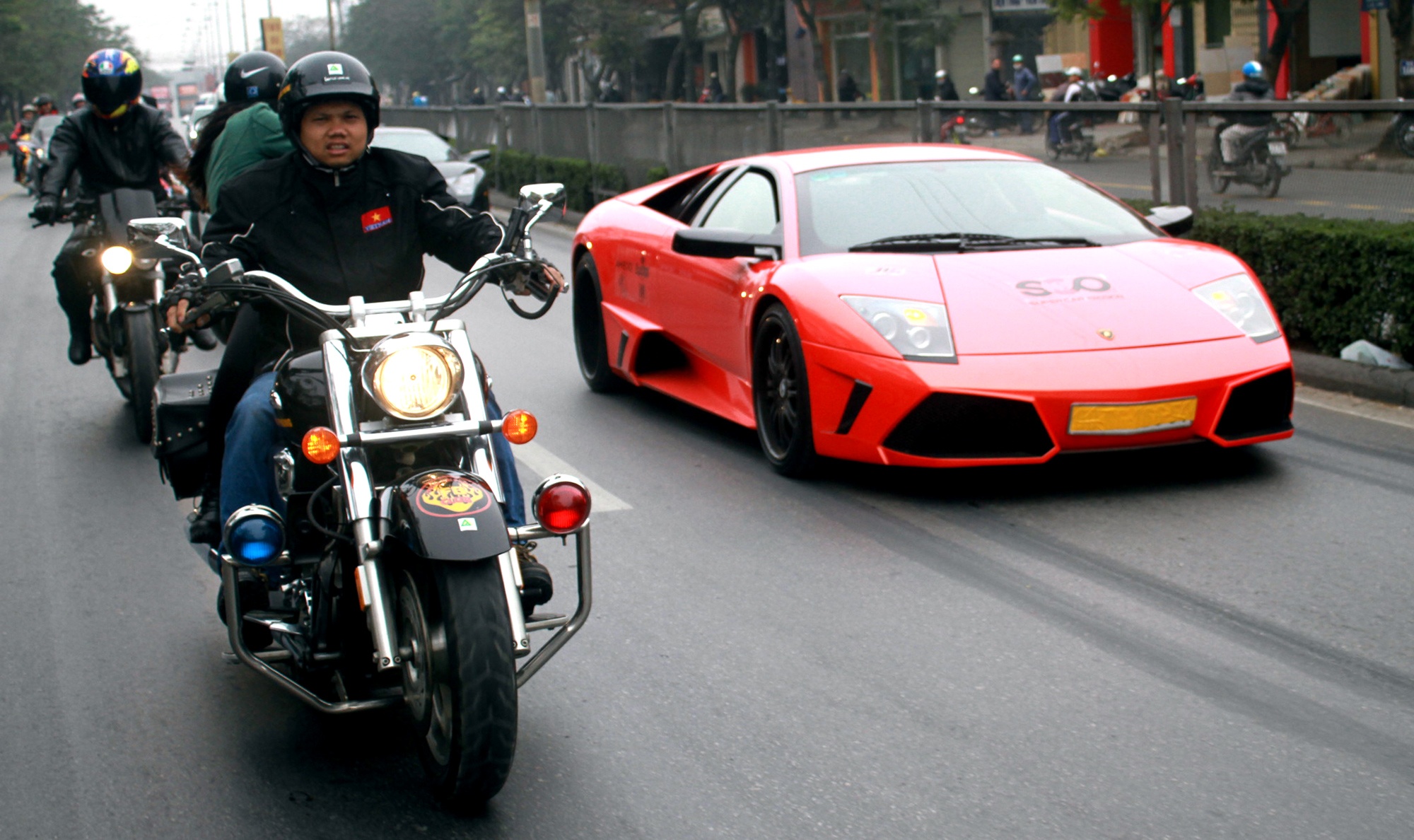 Sieu xe Lamborghini va dan mo to khuay dao Hai Phong hinh anh