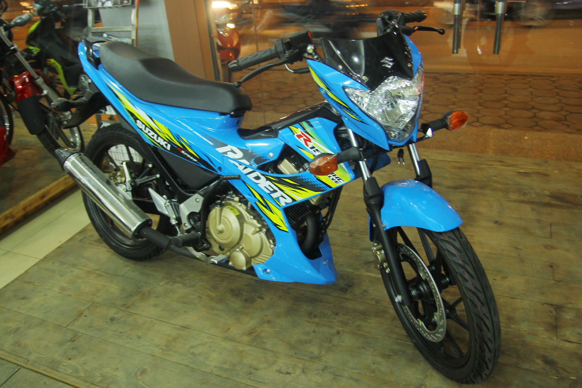 Suzuki Raider R150 co mat tai dai ly voi so luong nho giot hinh anh
