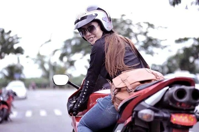 3 nu biker Sai thanh dam me xe phan khoi lon hinh anh