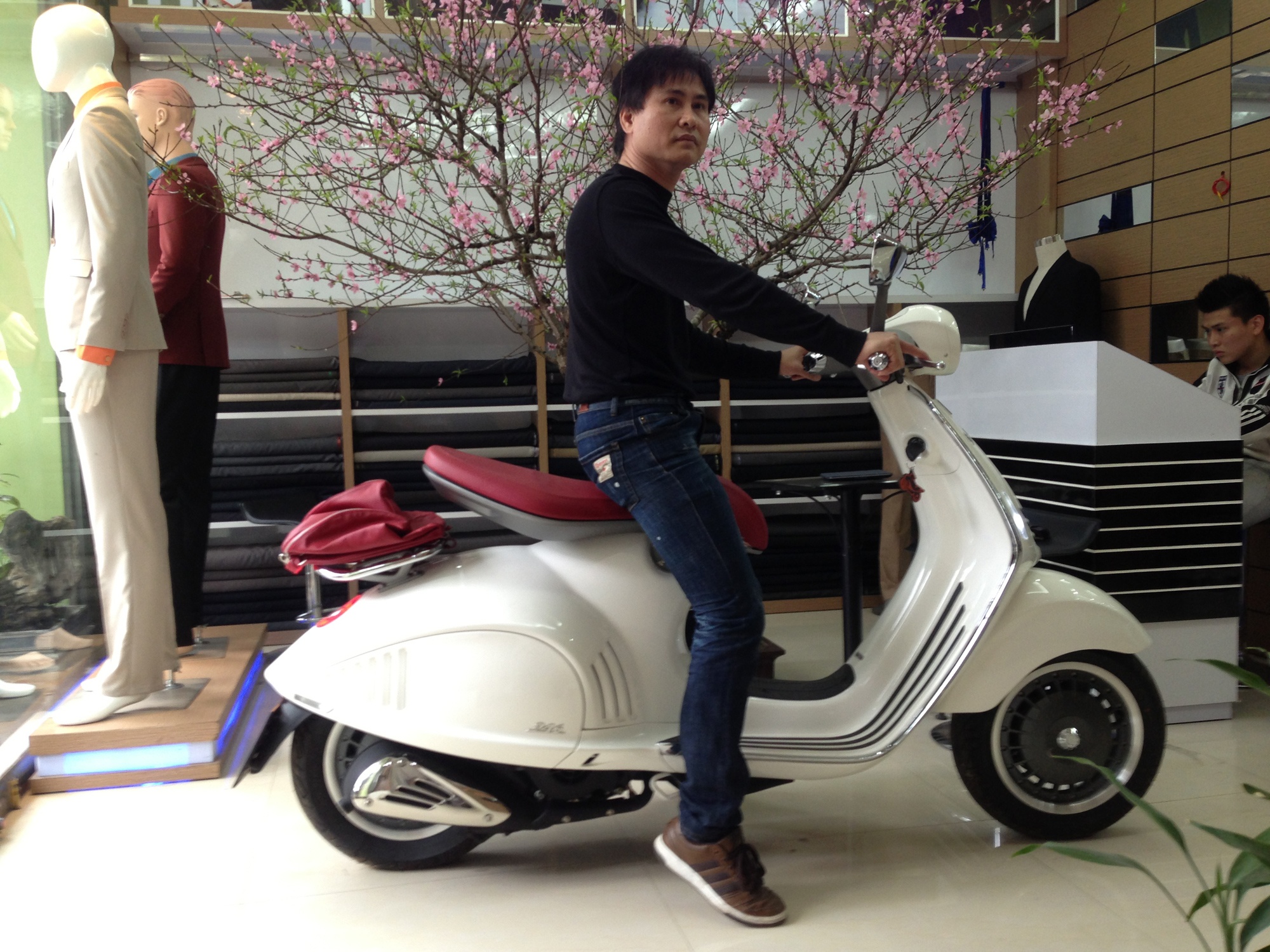 Vespa 946 gia gan 400 trieu dong duy nhat o Thanh Hoa hinh anh