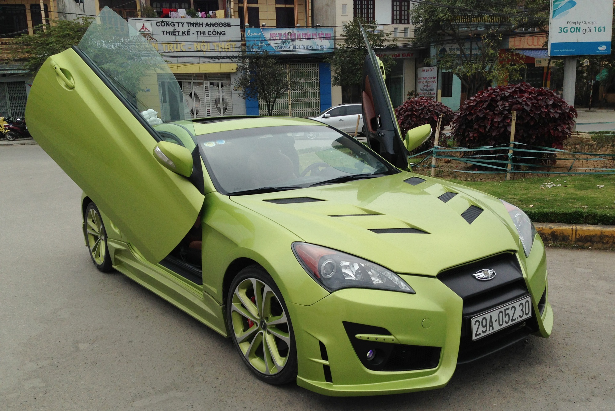 Hyundai Genesis do cua cat keo Lamborghini o Thanh Hoa hinh anh