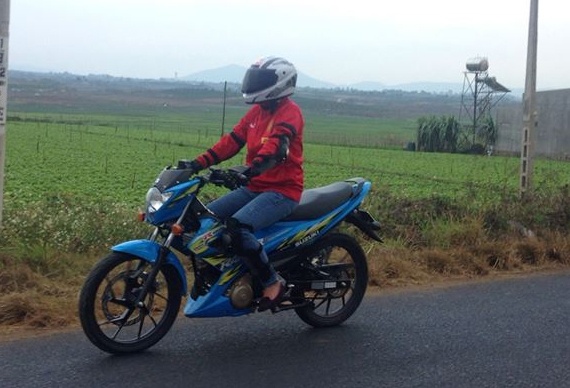 Khi nu gioi chay xe con tay Suzuki Raider R150 hinh anh