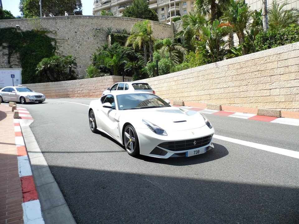 Anh dep sieu xe 21/2: Ferrari F12 trang tinh khoi o Monaco hinh anh