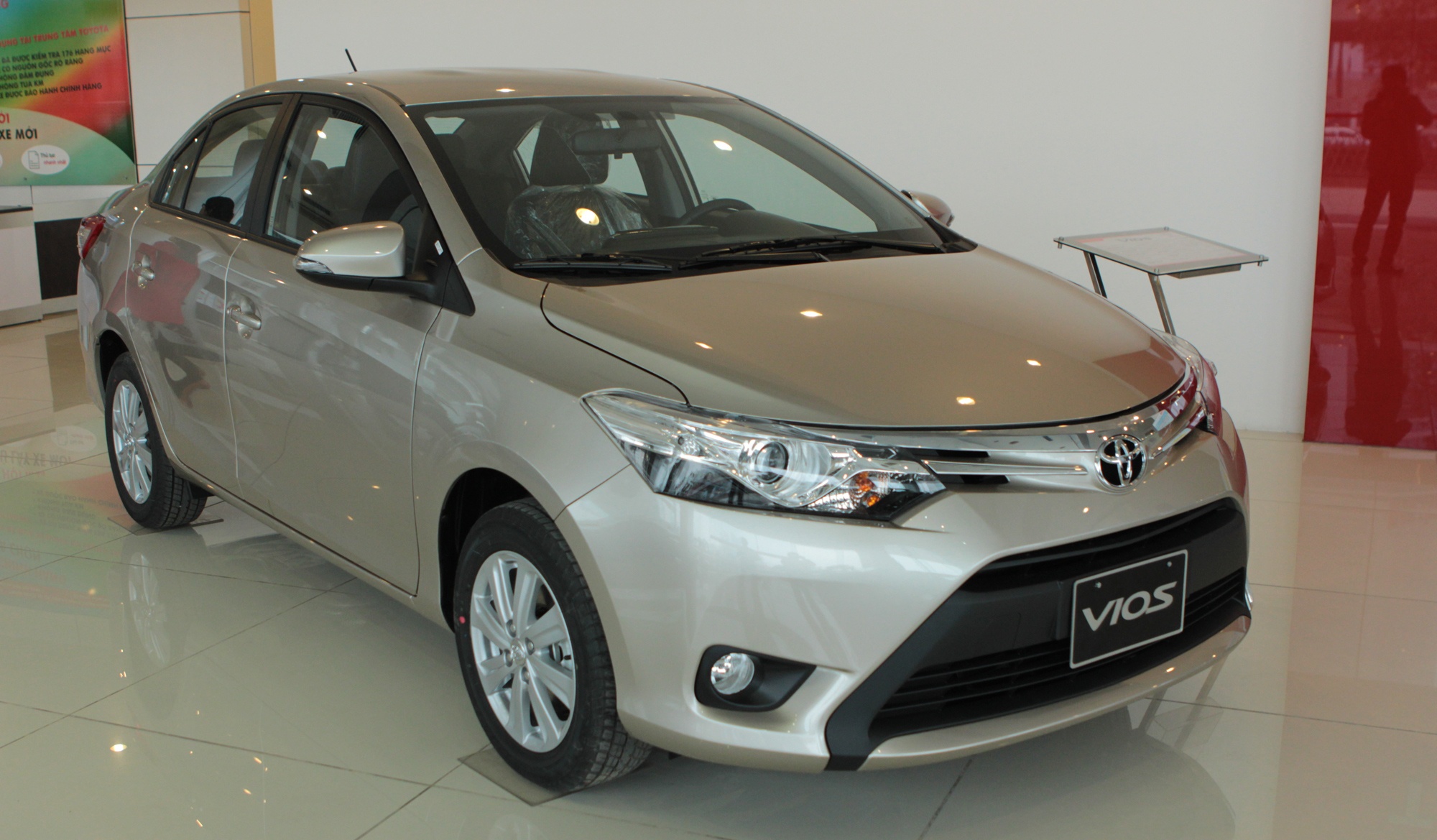 Toyota Vios 2014 co mat tai dai ly truoc ngay ra mat hinh anh