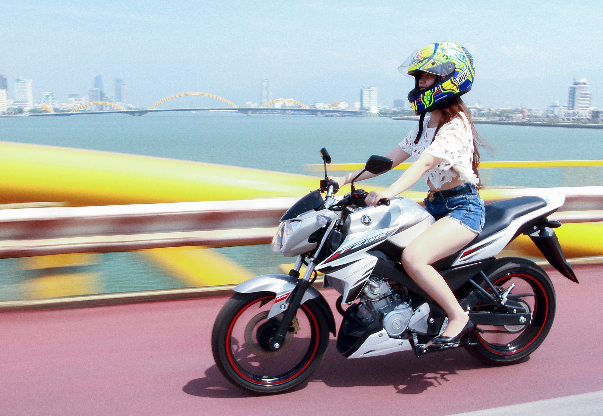Thieu nu Da Nang dieu da ben xe con tay Yamaha FZ150i hinh anh