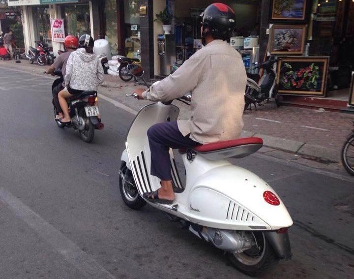 Sieu pham Vespa 946 lan banh tren duong pho Viet hinh anh