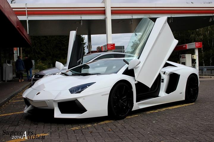 Lamborghini Aventador LP700-4 màu trắng tinh khôi ở Hamburg, Đức.