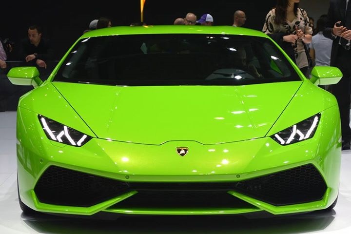 Lamborghini Huracan màu xanh cốm.