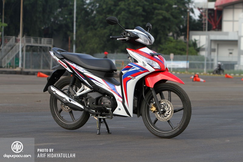 Anh chi tiet xe so phun xang dien tu Honda Blade 125 Fi hinh anh