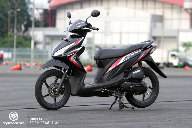 New Honda Vario FI is priced at Rp15 , 2 million on the road in Jakarta , and is offered with a choice of five colors: White Posh , Glam Red , Estilo Black , Grande White , and Blue Shimmer .