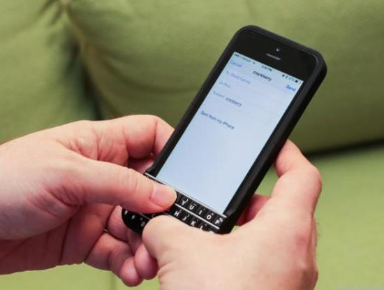 Phu kien bien iPhone thanh BlackBerry bi cam ban hinh anh