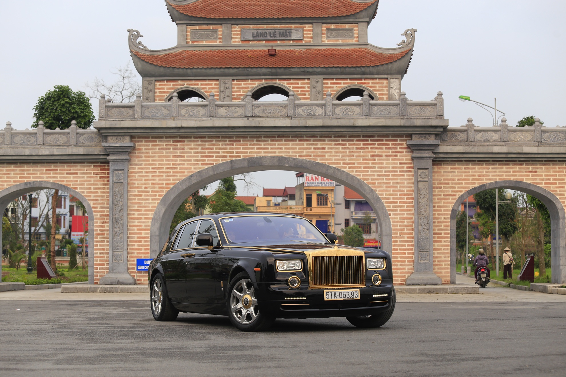 Rolls-Royce Phantom ma vang thu cong o Ha Noi hinh anh