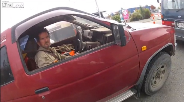 Clip nguoi dan ong nhat rac nem vao o to hinh anh