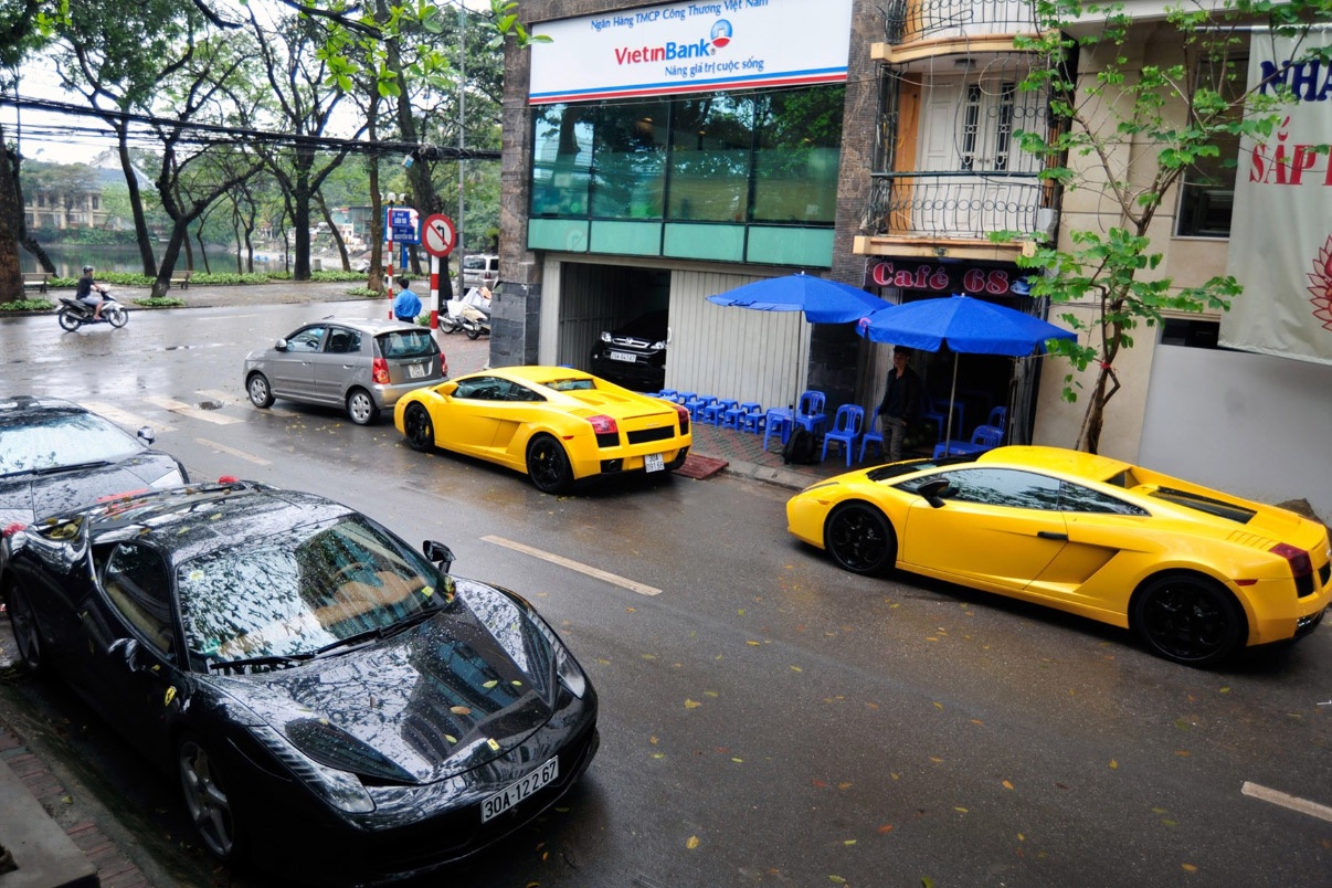 Sieu xe cua dai gia Ha Noi khoe dang tren pho hinh anh