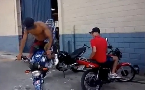 Clip nam thanh nien boc duoi, do xe ngoan muc hinh anh