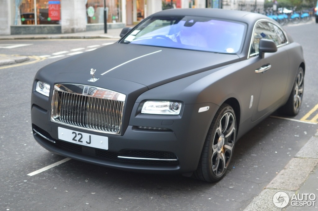 Rolls-Royce Wraith màu đen nhám ở London, Anh.