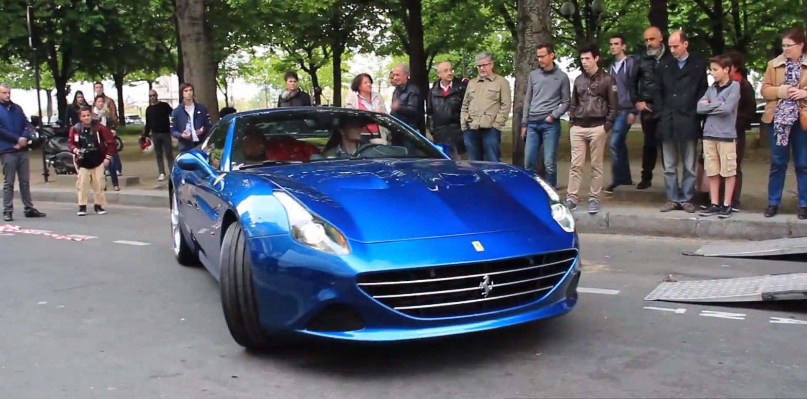 Clip mo thung cap Ferrari California T dau tien o Paris hinh anh
