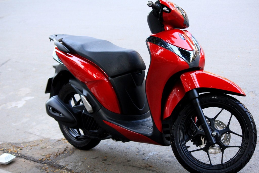 Honda SH mode son choa den mau khoi an tuong tai Sai Gon hinh anh