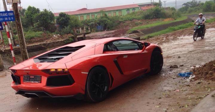 Sieu xe Lamborghini Aventador loi bun o Quang Ninh hinh anh