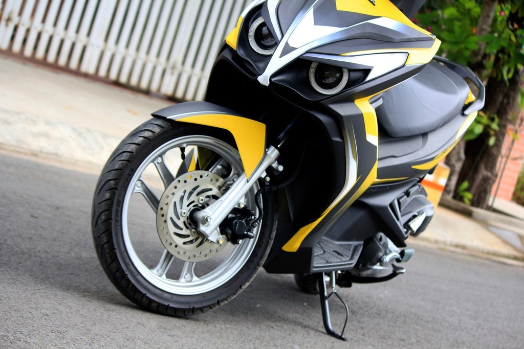 Honda Air Blade 125 che den pha mat cu o Sai Gon hinh anh