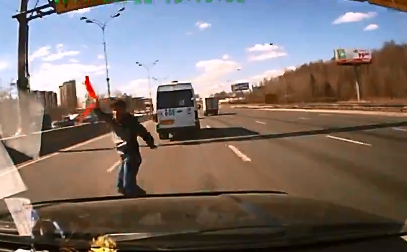 Nguoi dan ong may man thoat chet tren duong cao toc hinh anh