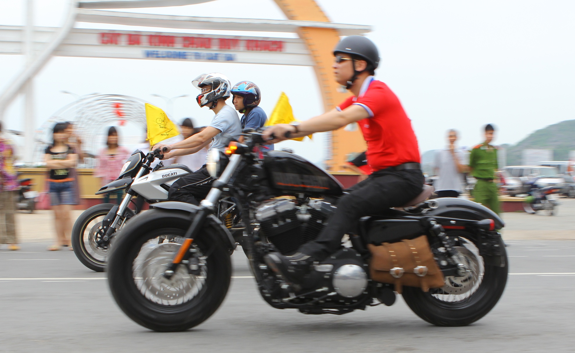 Loat mo to ho tong doan dua xe dap o Cat Ba hinh anh