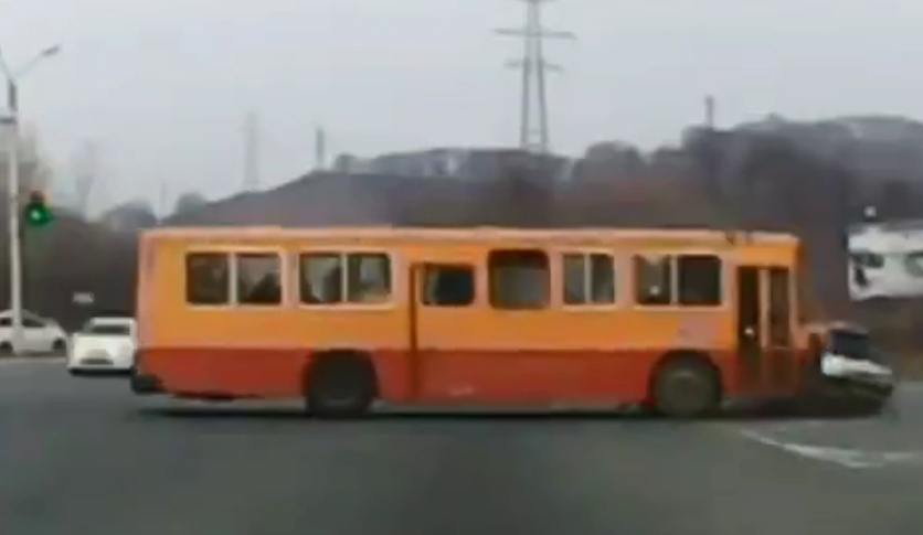 Xe bus vuot den, tong truc dien o to hinh anh