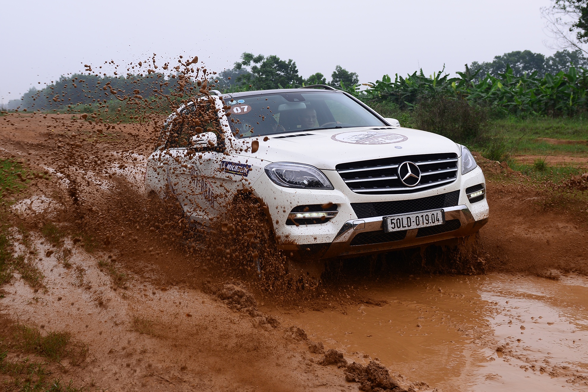 Xe sang Mercedes tro tai off-road o Ha Noi hinh anh