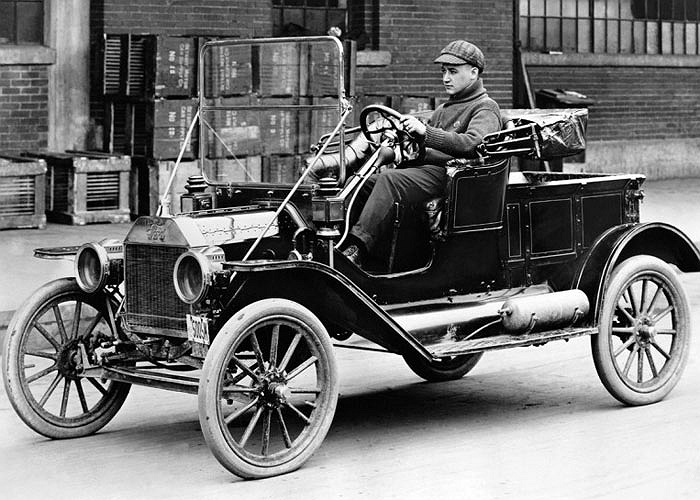 2. Ford Model T: Dòng xe Mỹ này ra đời năm 1908 do Henry Ford và các đồng nghiệp gồm Childe Harold Willis, Joseph A. Galamb và Eugene Farkas thiết kế và chế tạo. Model T được coi là chiếc xe giá rẻ sản xuất hàng loạt đầu tiên trên thế giới.