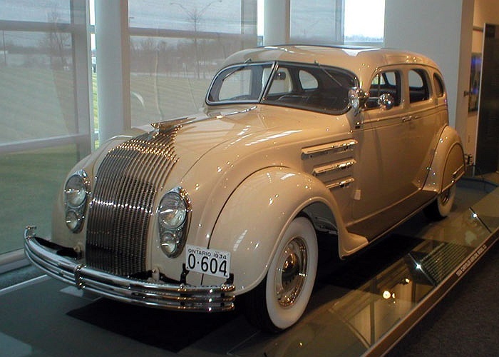 3. Chrysler Airflow: Mẫu xe Mỹ này được Carl Breer, Fred Zeder và Owen Skelton sản xuất và tung ra thị trường năm 1934. Lúc còn được sản xuất, Airflow không thật thành công về mặt doanh số và cũng có không ít vấn đề về chất lượng. Tầm ảnh hưởng của dòng xe này theo đánh giá của các chuyên gia nằm ở những nét thiết kế mang tính khí động học mà các mẫu xe đời mới hiện nay vẫn phải làm theo.