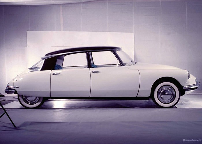 4. Citroen DS được Flaminio Bertoni và Andre Lefebvre chế tạo năm 1955. Dòng xe được sản xuất hàng loạt này có tên trong danh sách các mẫu xe có ảnh hưởng nhất mọi thời đại bởi đây là chiếc xe đầu tiên có trang bị hệ thống phanh đĩa, hộp số bán tự động và trợ lực lái.