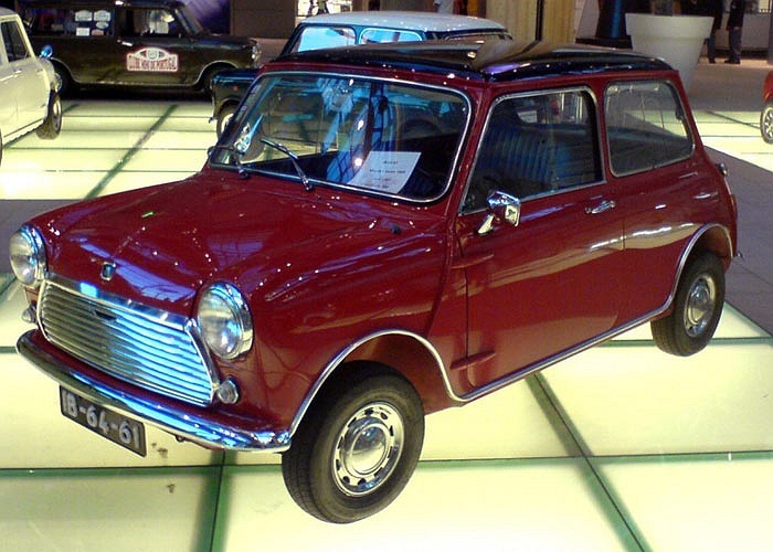 7. BMC Mini, ra đời năm1959 nhờ bàn tay sáng tạo của Leonard Lord, Sir Alex Issigonis, Jack Daniels, Chris Kingham và 6 người khác. Đây không chỉ là mẫu xe khởi thủy của thương hiệu Mini mà còn được coi là kẻ tiên phong trong phân khúc xe nhỏ vốn đang rất phát triển hiện nay.