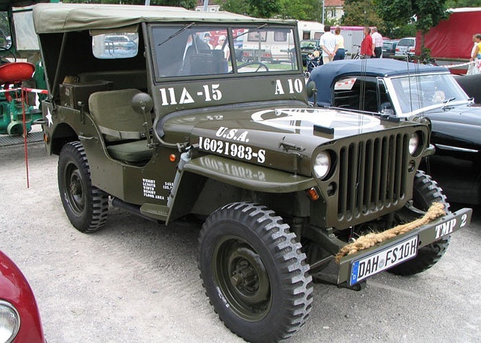 8. Willys MB, xuất hiện năm 1941 và do Karl Probst và John Willys tạo ra. Đây chính là mẫu xe Jeep đầu tiên trên thế giới. Xe được ra đời để đáp ứng nhu cầu xe quân sự của nước Mỹ thời thế chiến thứ 2 và sau đó trở thành một trong những mẫu xe off-road được ưa chuộng trên thế giới.