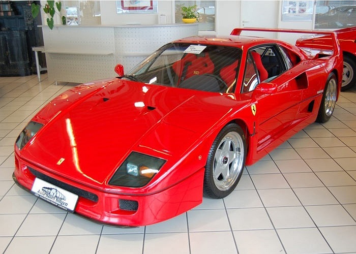 9. Ferrari F40 được trình làng năm 1987 bởi Enzo Ferrari. Khi mới ra đời, đây là dòng xe nhanh nhất và mạnh nhất. Cho tới nay, sau 40 năm, F40 vẫn là cái tên có ảnh hưởng trong thế giới siêu xe.
