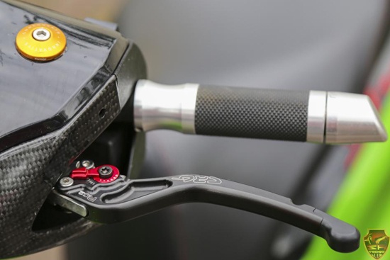 Tới dàn đầu, ngoài tay Rizoma cũ rích có thêm tay phanh CRG RC2.