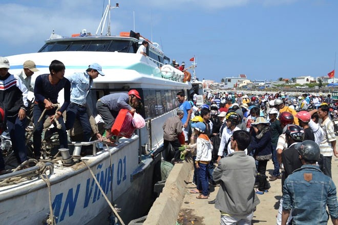 Nhieu cu dan Ly Son cho khach du lich o tro mien phi hinh anh