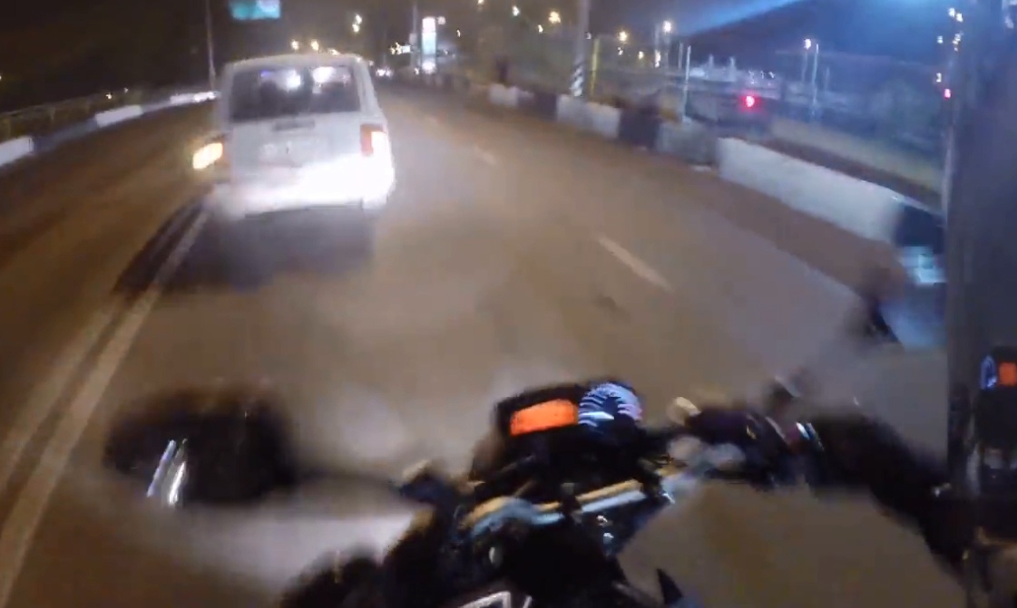 Mo to tong vao xe dung giua duong hinh anh