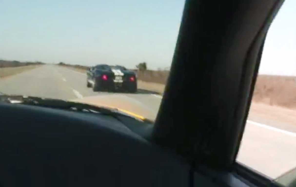 Chevrolet Corvette so ke toc do voi Ford GT hinh anh