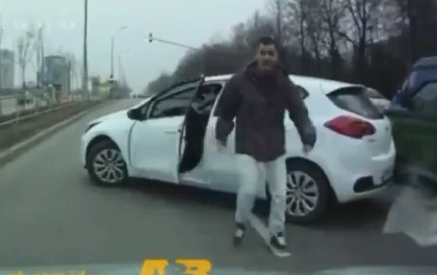 Man thao chay truoc su truy duoi cua hai ga lai xe nong tinh hinh anh