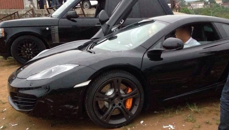 McLaren MP4-12C là mẫu coupe hai cửa được trang bị động cơ V8, tăng áp kép, dung tích 3,8 lít, hộp số bán tự động 7 cấp. Động cơ sản sinh công suất tối đa 625 mã lực, mô-men xoắn cực đại 601 Nm, cho khả năng tăng tốc 0-100 km/h trong 3,1 giây, tốc độ tối đa đạt 333 km/h.