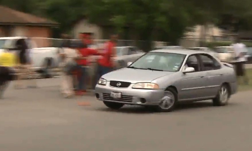 Tai xe dien cuong lao xe vao dam dong hinh anh