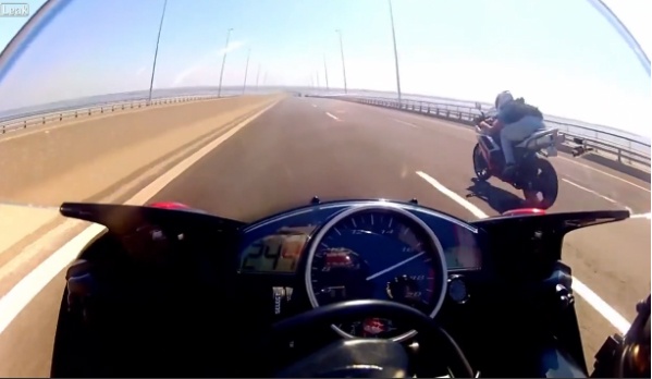 Man so ke toc do den 295 km/h giua Yamaha R1 va R6 hinh anh