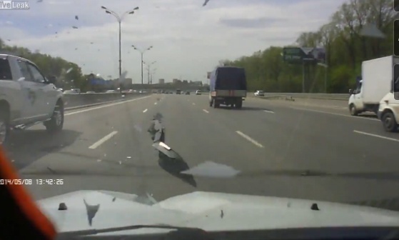 Hu via voi lop xe lan tren duong hinh anh