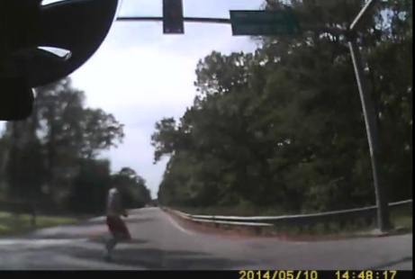 Thoat chet trong gang tac khi chay qua duong hinh anh