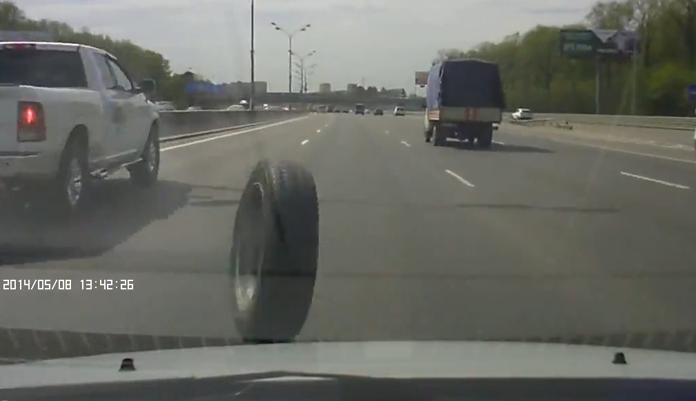 Lop xe lao trung vao o to dang chay hinh anh