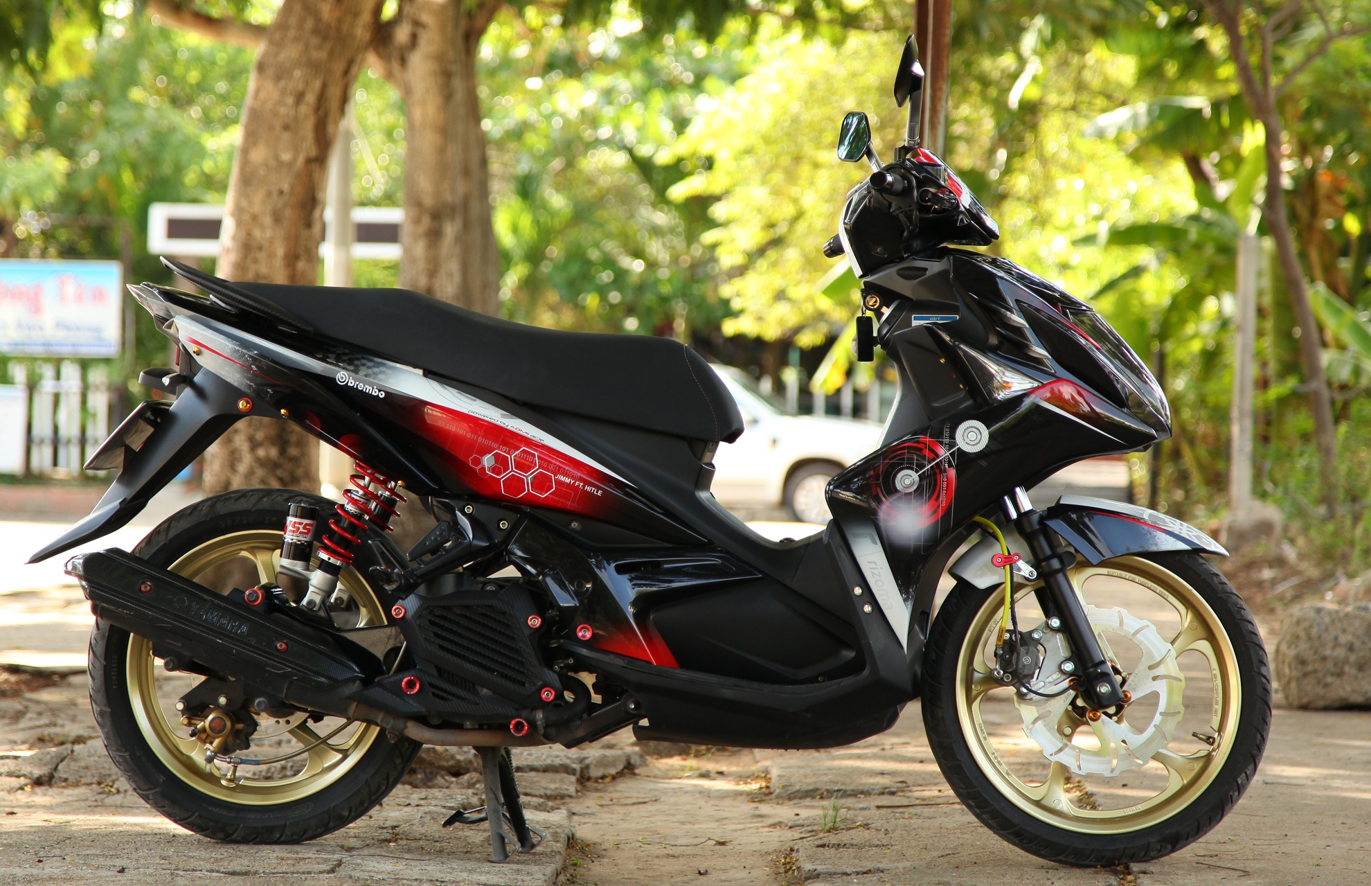 Nouvo SX do hai tong mau xanh ngoc va do o Sai Gon hinh anh