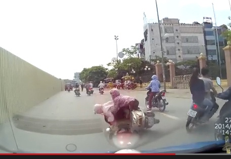 Chay 141, huc xe may tren duong hinh anh