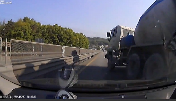 Xe tron xi-mang danh vong, tranh tai nan ngoan muc hinh anh